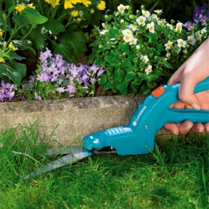 GARDENA Classic Grass Shear delivers clean cuts along garden edges