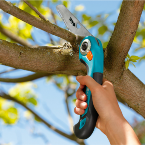 A foldable GARDENA saw that makes garden maintenance easier